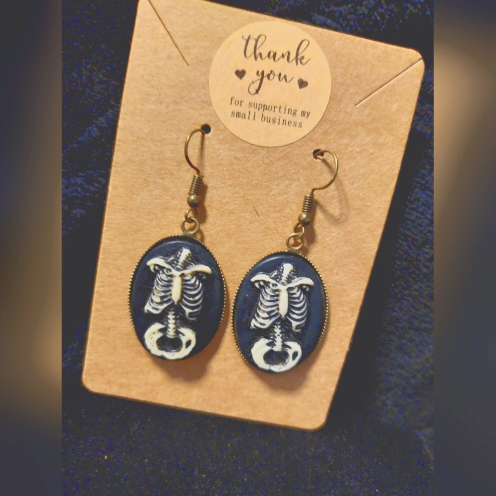 Handcrafted midsection bone earrings - Picture 2 of 4
